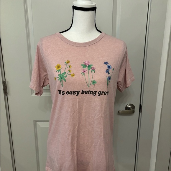 "Its Easy Being Green" floral pink basic tee size XL - Picture 9 of 10
